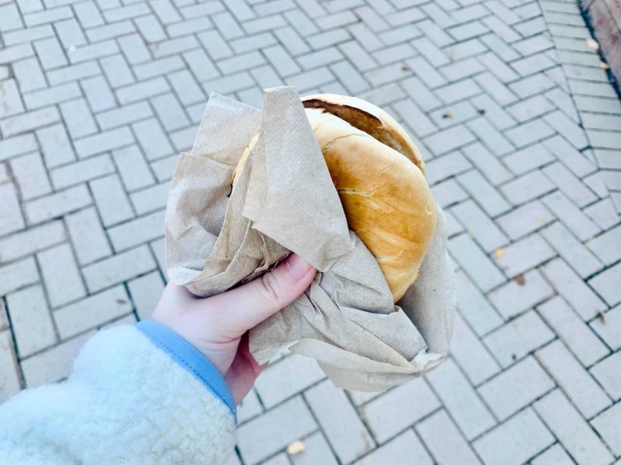 Taking+a+bagel+from+the+IDX+Dining+Hall+outside.+Photo+by%3A+Katherine+Townsend.