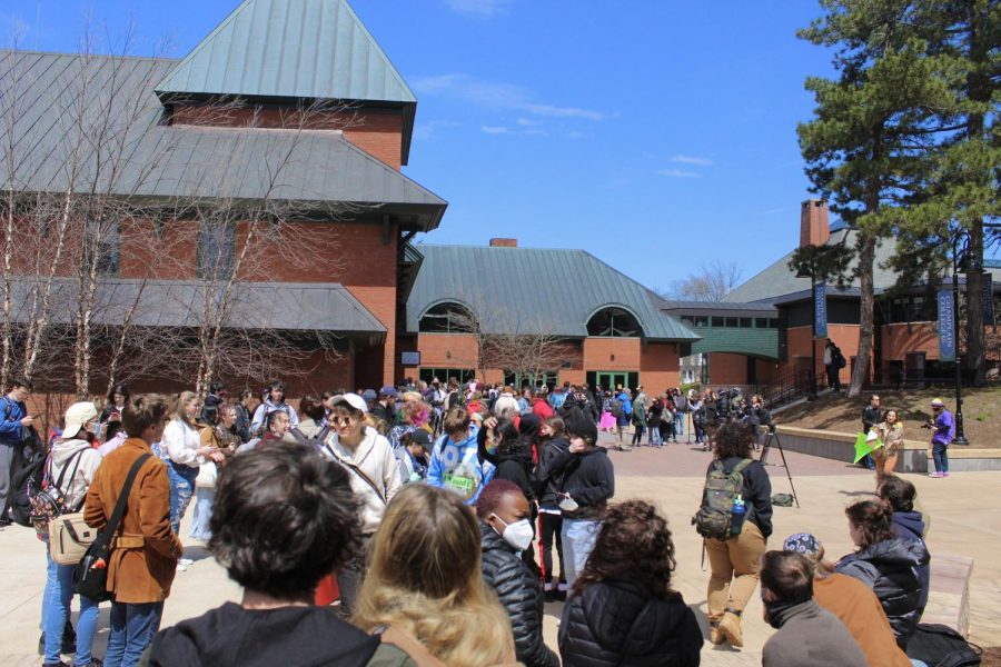 The+courtyard+at+the+beginning+of+the+student-led+walkout+in+spring+2022.